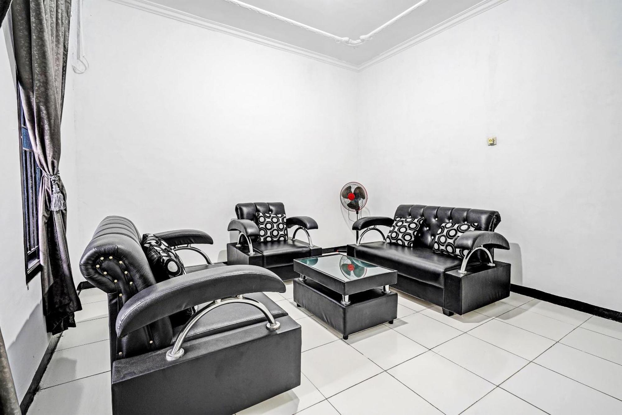 Oyo 91334 Permata Papua Guest House Pameungpeuk  Buitenkant foto